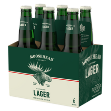 Laden Sie das Bild in den Galerie-Viewer, Moosehead Lager 355 ml Flasche. Dieses original kanadische Bier ist das Aushängeschild der Moosehead-Brauerei und ist ein goldenes Lagerbier mit 5,0 % Alkohol.